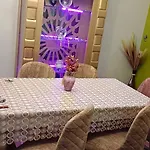 شقه مفروشه فندقيه رائعه 220م مكيفه معقمه انترنت مجاني السكن للعائلات والأسر فقط وليس أفراد
