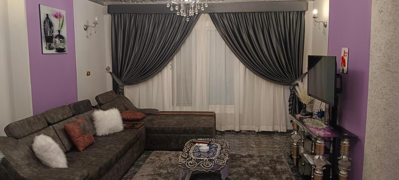 شقه مفروشه فندقيه رائعه 220م مكيفه معقمه انترنت مجاني السكن للعائلات والأسر فقط وليس أفراد * Cairo